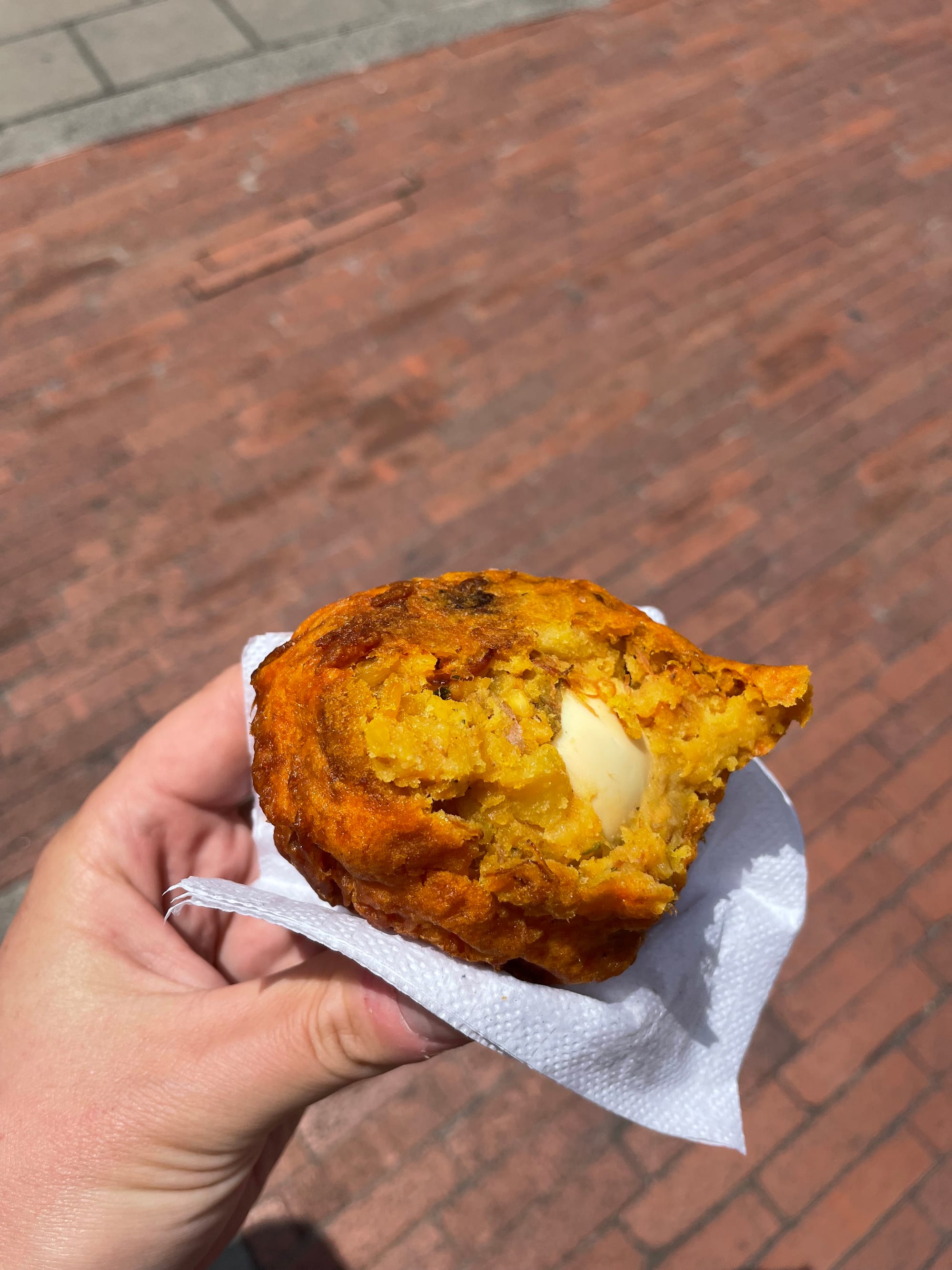 Frittierte Kartoffel mit Ei